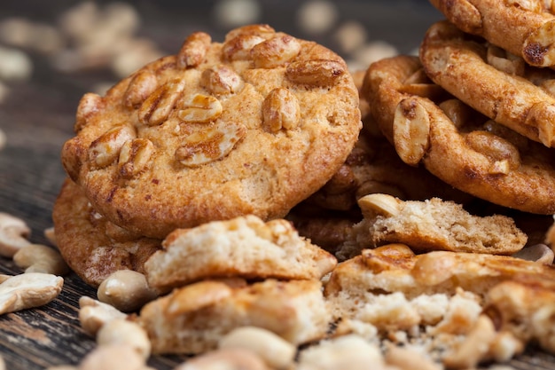 Galletas de avena con la adición de frutas secas y varios tipos de nueces, incluido el maní, galletas de avena con maní