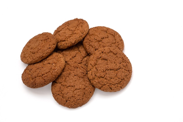 Galletas de avena aisladas sobre fondo blanco.