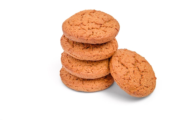 Galletas de avena y arándanos sobre fondo blanco.