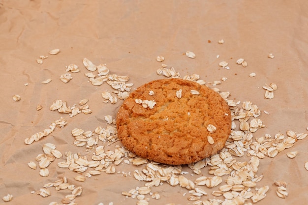 Galletas de avena y avena esparcida sobre fondo de papel arrugado