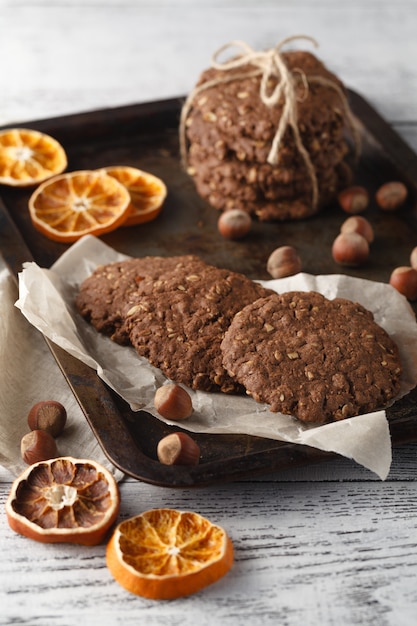 Galletas de avena en bandeja vintage con nueces