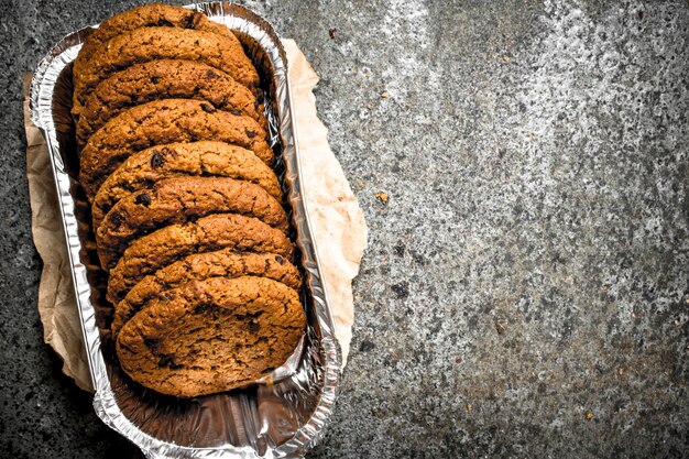 Galletas de avena en un bol con nueces