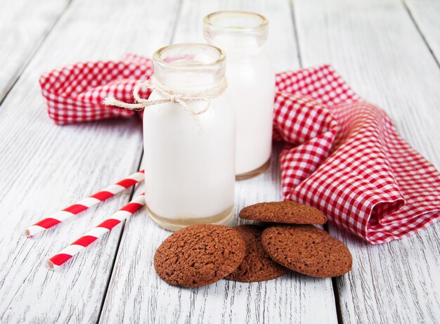 Galletas de avena y botellas de leche.