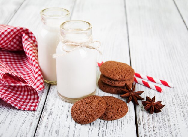 Galletas de avena y botellas de leche.