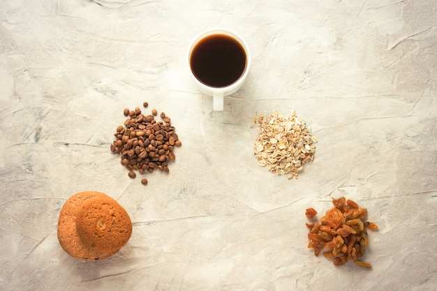 Galletas, avena, café, pasas y una taza de té con leche. concepto del desayuno inglés