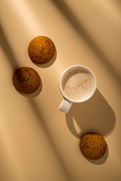 Galletas de avena y café sobre un fondo beige Vista superior plana