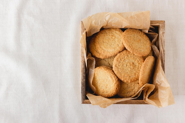 Galletas de avena en una caja de madera