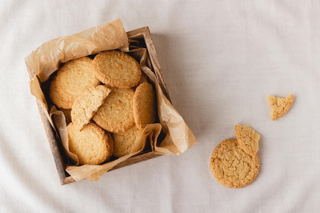 Galletas de avena en una caja de madera