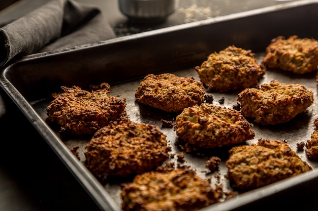 Galletas de avena caseras al horno con oscuridad