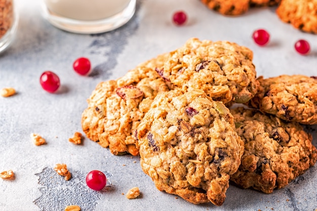 Galletas de avena caseras con arándanos, enfoque selectivo.