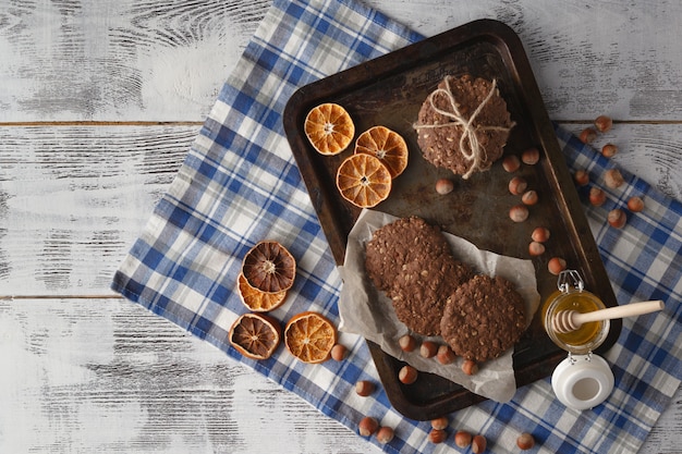 Galletas de avena caseras en bandeja antigua