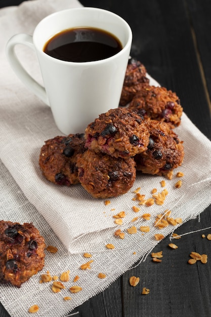 Galletas de avena caseras con café.