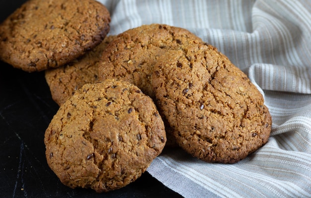 Galletas de avena caseras en la cesta con servilleta de lino