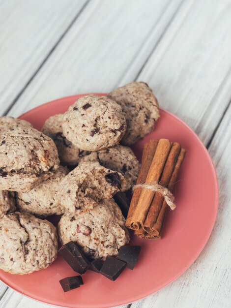 Galletas de avena caseras con frutas secas, nueces, chocolate y canela