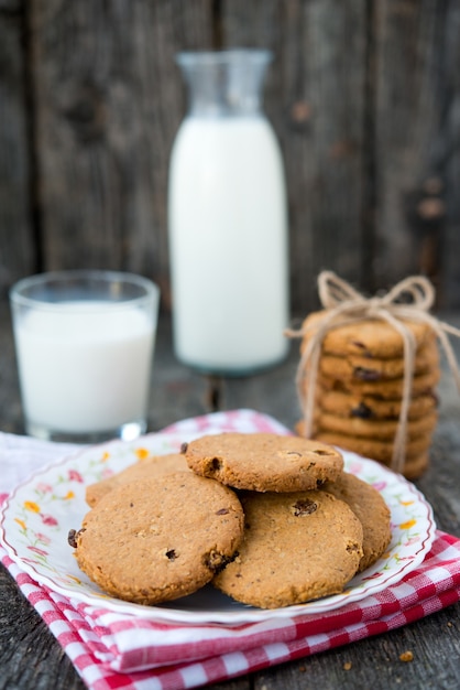 Galletas de avena caseras con pasas sobre una mesa de madera rústica