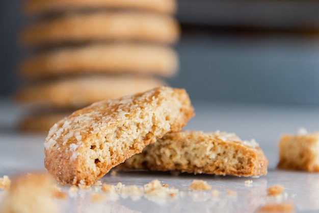 Galletas de avena caseras. Pila de galletas Primer plano de galleta agrietada.