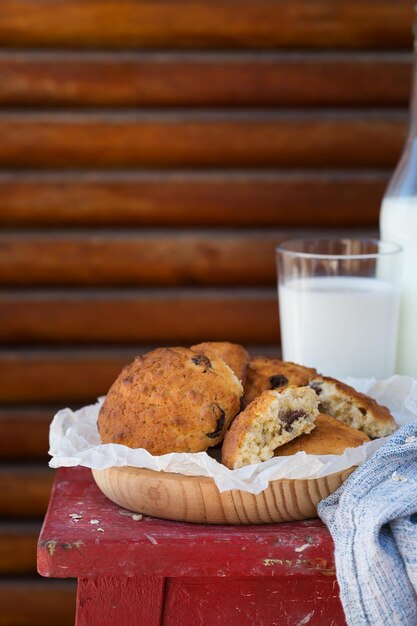 Galletas de avena caseras saludables con pasas y vaso de leche