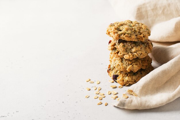 Galletas de avena caseras sobre fondo blanco, merienda saludable, espacio de copia