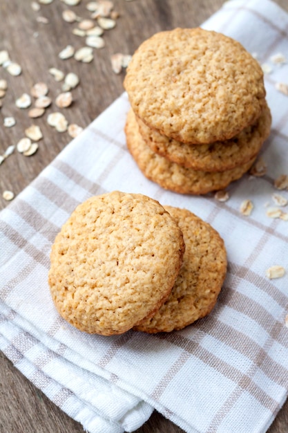 Galletas de avena caseras sobre papel de cocina a cuadros