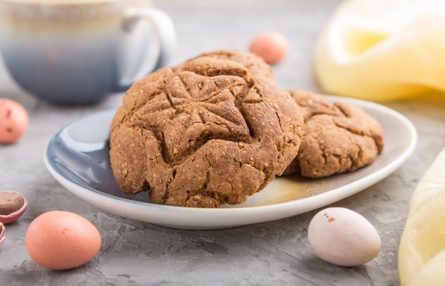 Galletas de avena caseras con una taza de cacao sobre una superficie de hormigón gris. Vista lateral, enfoque selectivo.