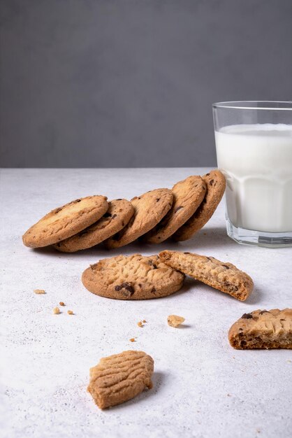 Galletas de avena con chispas de chocolate y leche en un vaso