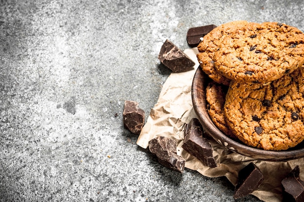 Galletas de avena con chocolate en un bol.