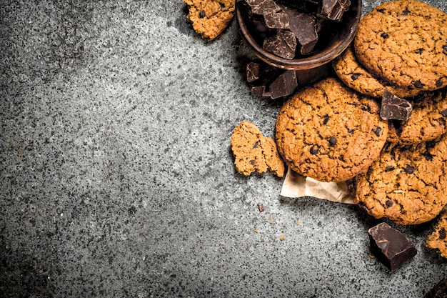 Galletas de avena con chocolate en un bol