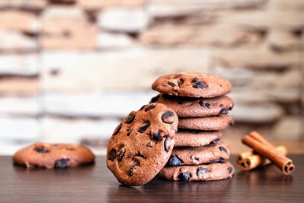 Galletas de avena con chocolate y canela en una mesa de madera