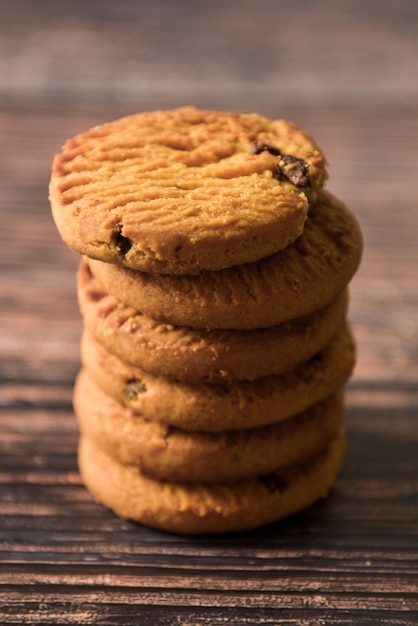 Galletas de avena y chocolate en mesa de madera rústica