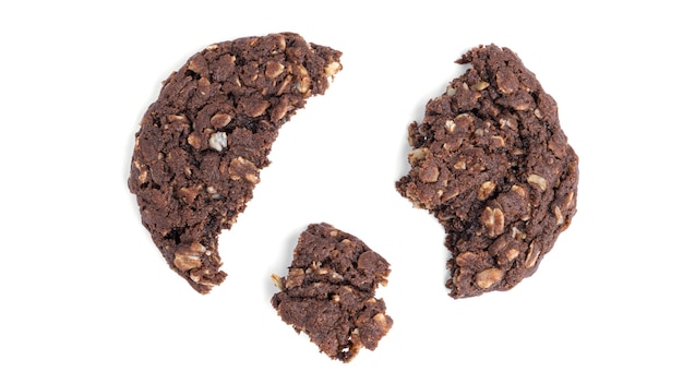 Galletas de avena de chocolate con pasas y coco sobre un fondo blanco.