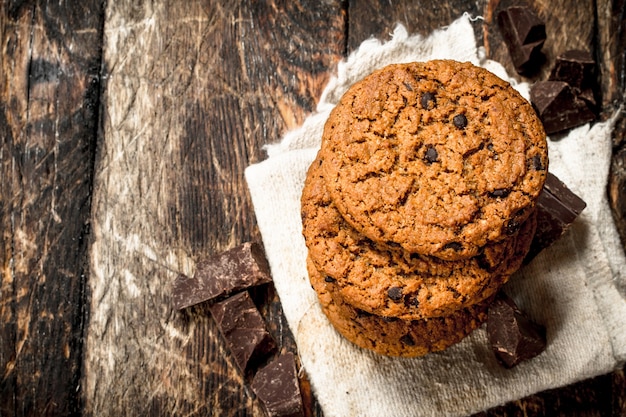 Galletas de avena con chocolate.