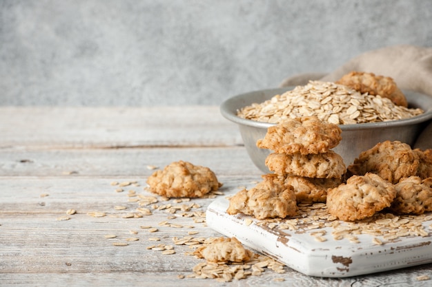 Galletas de avena y copos de avena secos