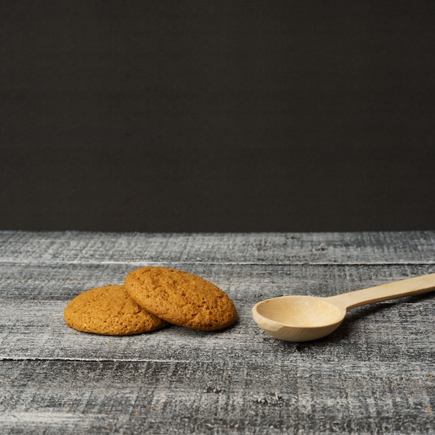 Galletas de avena y cuchara de madera.