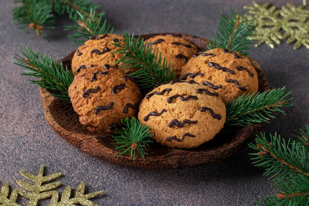 Galletas de avena decoradas con chocolate con leche Idea culinaria para hornear del día de año nuevo 2022 simple