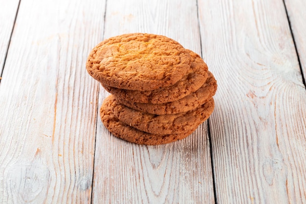 Galletas de avena en el fondo blanco de madera