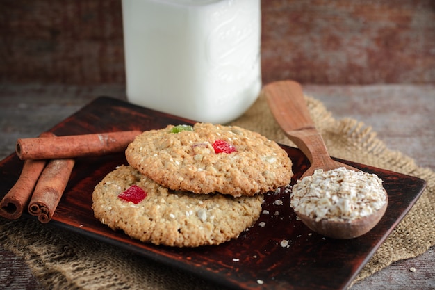 Galletas de avena en un fondo de madera