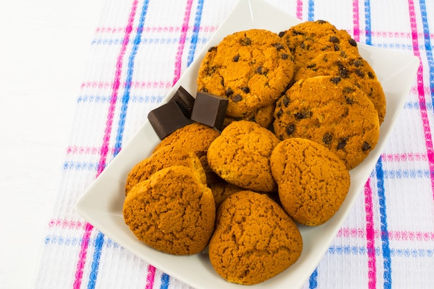 Galletas de avena en forma de corazón y galletas con chispas de chocolate