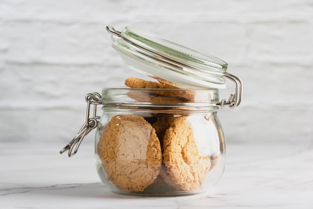 Galletas de avena en un frasco