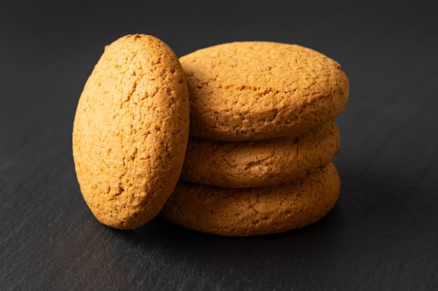 Galletas de avena fresca sobre un fondo de piedra