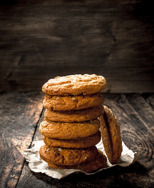 Galletas de avena frescas. Sobre un fondo de madera.