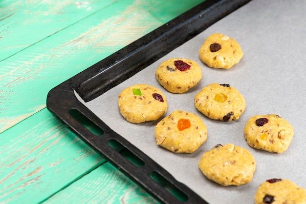 Galletas de avena con frutas confitadas en una bandeja para hornear