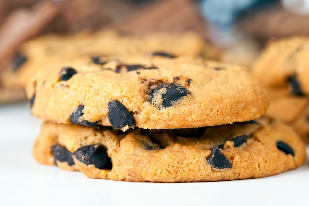 Galletas de avena y grandes trozos de chocolate dulce juntos, galletas con trozos de chocolate en el interior, primer alimento para postres