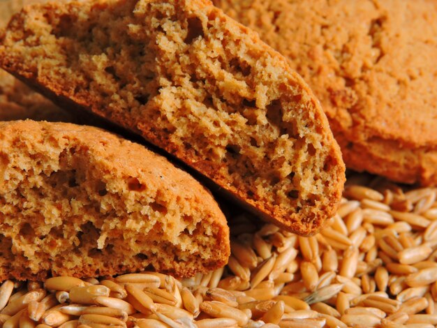 Galletas de avena y granos de avena.