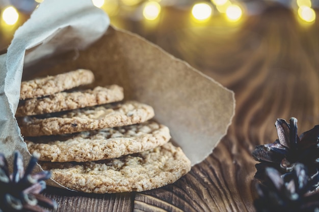 Foto galletas de avena hechas en casa en una bolsa de papel de repostería para hornear