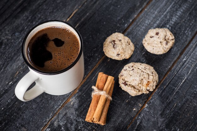 Galletas de avena hechas en casa con frutas secas y nueces con café en la mesa de madera