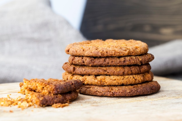 Galletas de avena en la mesa, desayuno o postre de la mañana