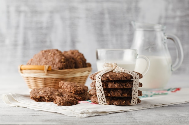 Galletas de avena en la mesa con leche