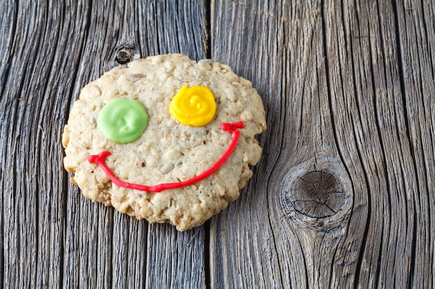 Galletas de avena en la mesa de madera rústica