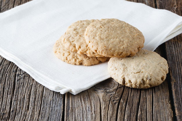 Galletas de avena en la mesa de madera rústica