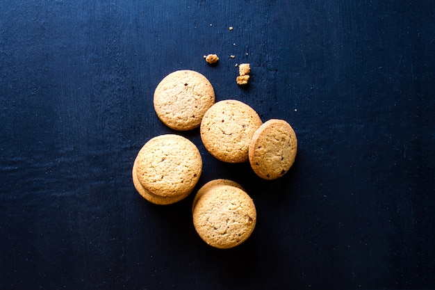 Galletas de avena en la mesa de madera